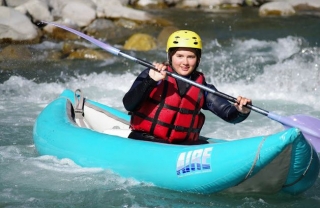 急流中的皮划艇 